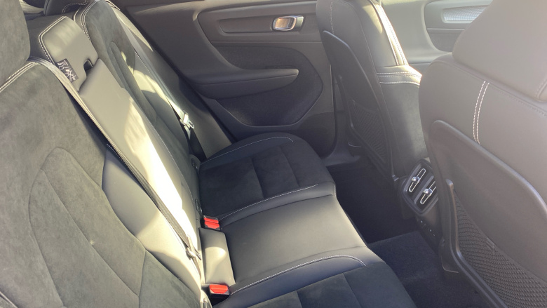 Volvo XC40 2.0 B4P Ultimate Dark 5dr Auto Petrol Estate